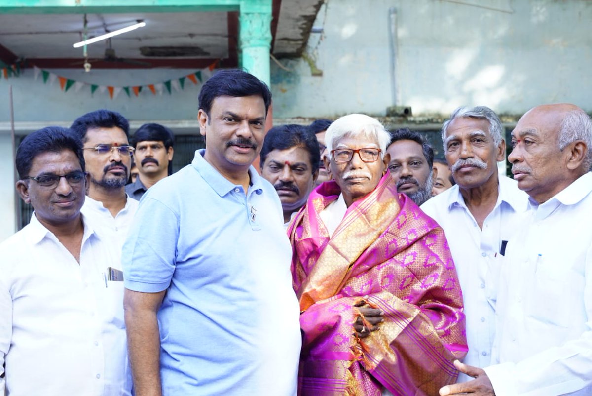 BJP4Andhra's tweet image. ఉదయం శాఖలో పాల్గొని , జేష్ఠ కార్యకర్తలకు సత్కారం చేసి, మొక్కలు నాటి,సుమారు  100 సంవత్సరాల చరిత్ర గల మారుతీ వ్యాయమ మండలిని సందర్శించి నంద్యాల జిల్లా పర్యటనను ప్రారంభించిన బిజెపి రాష్ట్ర అధ్యక్షులు శ్రీ @MadhavBJP 
#saradhyam