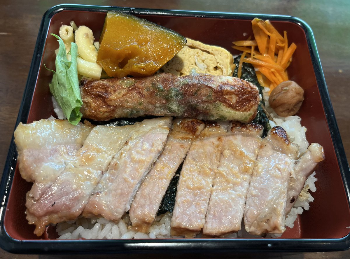 mc21se's tweet image. 坊主の学校で、個人面談の後に「ネコダ食堂」で2人で昼飯。
坊主は「カツカレー」で、自分は「のり弁の肉」を。しかし、肉を半分奪われる…😭
坊主曰く「美味しかった、もう少し食える。」育ち盛りはいいことだ。😅
しかし…大盛りってオーダーできたっけ？🤔また伺います‼️
#ネコダ食堂