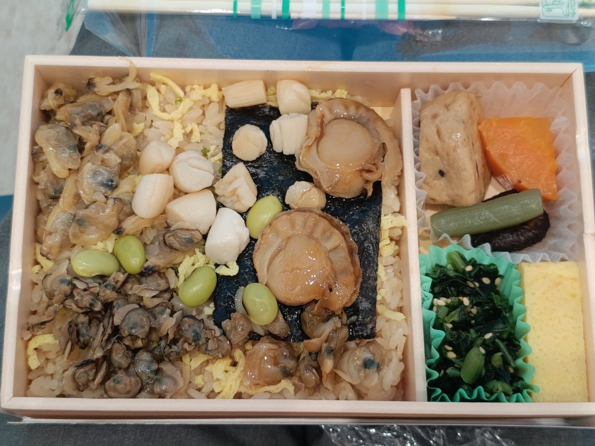 DollysBabylon's tweet image. 本日の出張駅弁
品川名物「貝づくし」弁当
これは貝好きにはたまらん(*´꒳`*)