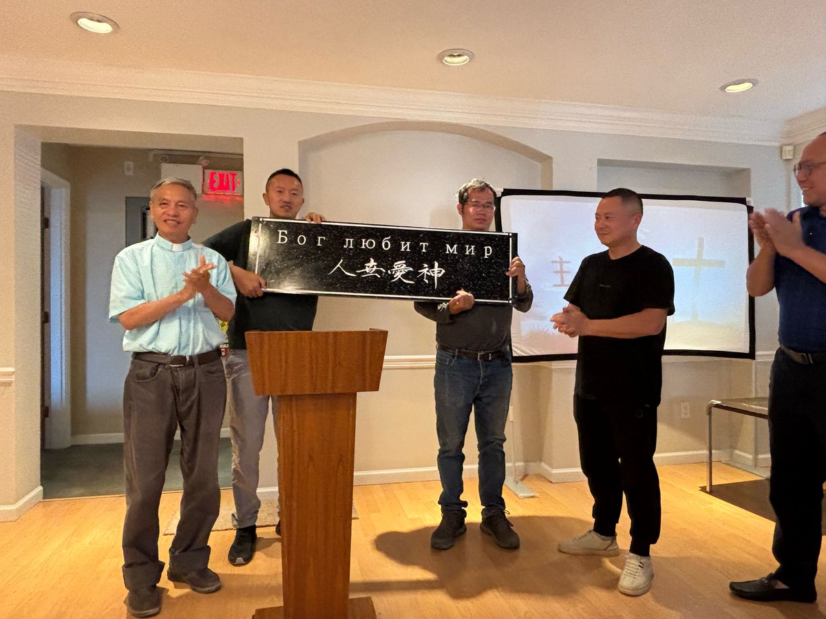 LiuFenggang's tweet image. 路12:32 “你们这小群，不要惧怕，因为你们的父，乐意把国赐给你们。”在BC省圣约翰堡有一个小溪教会，这一小群人是受前苏联共产党逼迫来加拿大的；在温哥华有一小群被中共逼迫、被恐共教会排挤的行义会信徒。他们请我为其教会新人施洗时，听到俄罗斯教会把刘凤钢牧师领出埃及地，特为小溪教会赠送牌匾