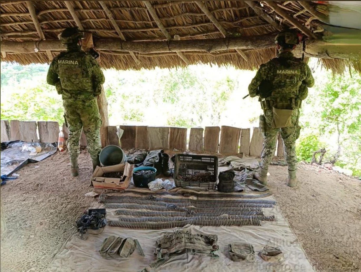 HRS4NTOS's tweet image. 🚨🪖Desmantelan campamento 🛖 en San Ignacio; aseguran explosivos 🧨 , armas y droga.
#FuerzasArmsdasdeMexico @Defensamx1 @GN_MEXICO_