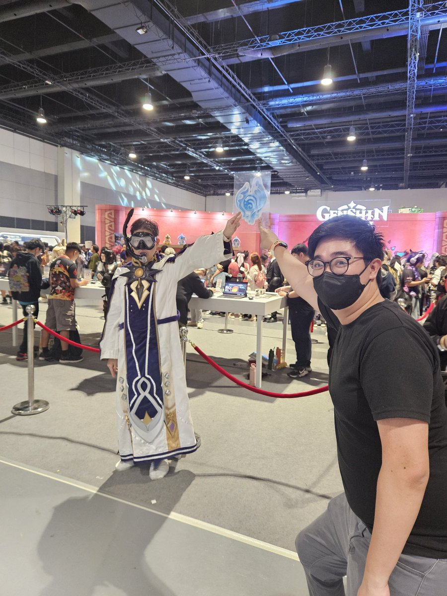 lookforJustin's tweet image. Ppl were just passing by him during hoyofest huhuhu THAT&apos;S CLOTHAR ALBERICH POINTING AT A HYDROCULUS (left) PLS EDUCATE YOURSELVES 

me on the right