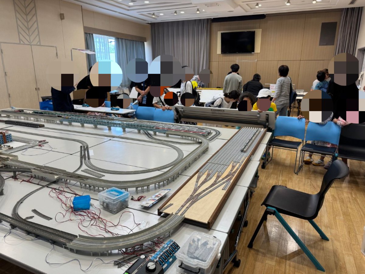 tani_103's tweet image. 昨日は縁あっての地域のイベントで模型運転。今年で三回目となりまして恒例の出し物になってきました。
多くのお子様に楽しんで頂いて良かったです。
注意書きが洒落てて思わずニヤリ。