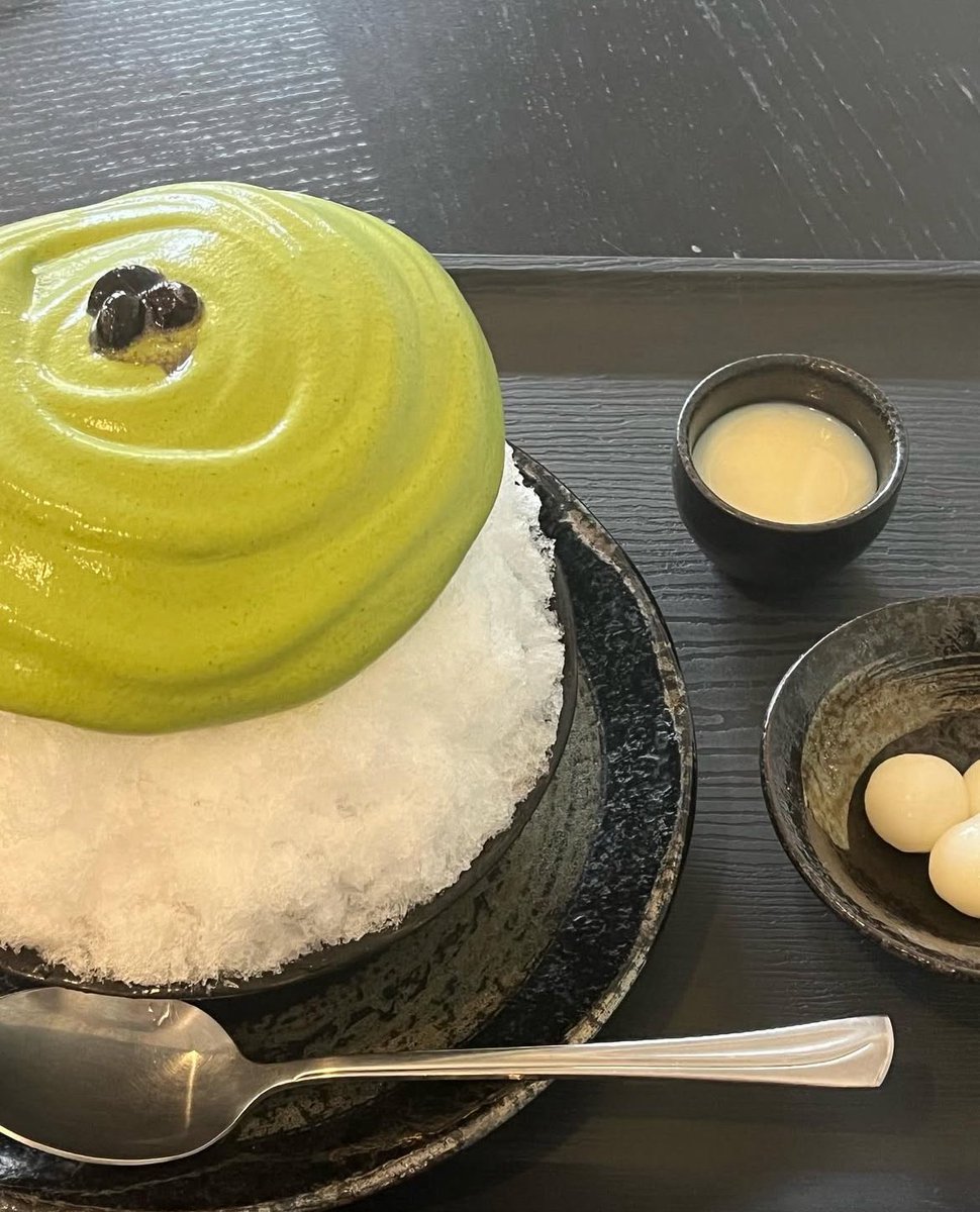 この時期かき氷が大人気です。
岐阜でエスプーマかき氷と言えば、
カフェ・ド・リアリティ ✨✨✨と
自負しております。😊
京都宇治の小山園が誇る高級抹茶を贅沢に使用した、1番人気の「抹茶エスプーマかき氷」をぜひご堪能ください。