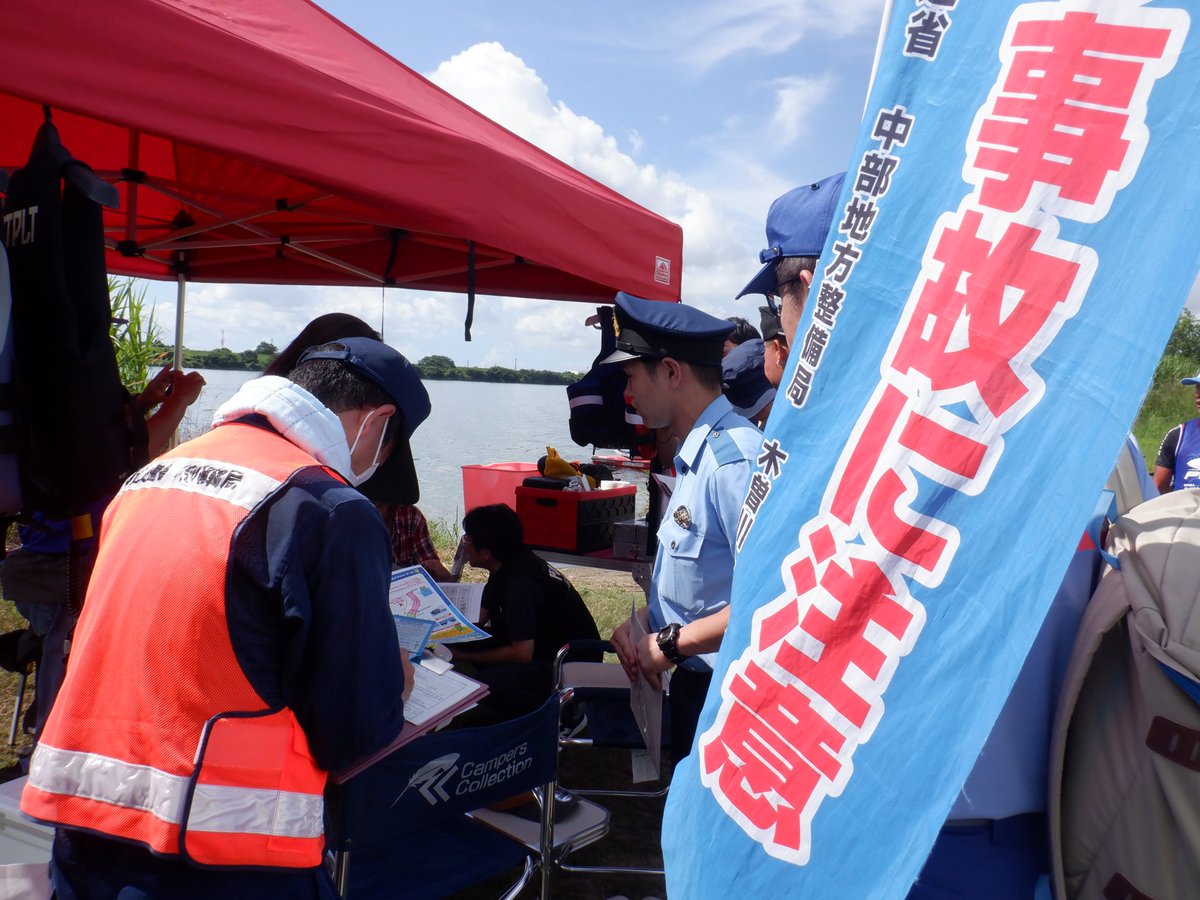 mlit_kisojyo's tweet image. 7月27日 木曽川(稲沢市祖父江と羽島市城屋敷の2箇所)及び長良川(羽島市桑原町と羽島市堀津町の2箇所)にて、水上オートバイ等での事故を起こさないために、利用者団体の方や警察等関係機関の方と一緒に啓発チラシ配布や水上バイクの免許証等の確認を行いました。河川を安全に利用しましょう。