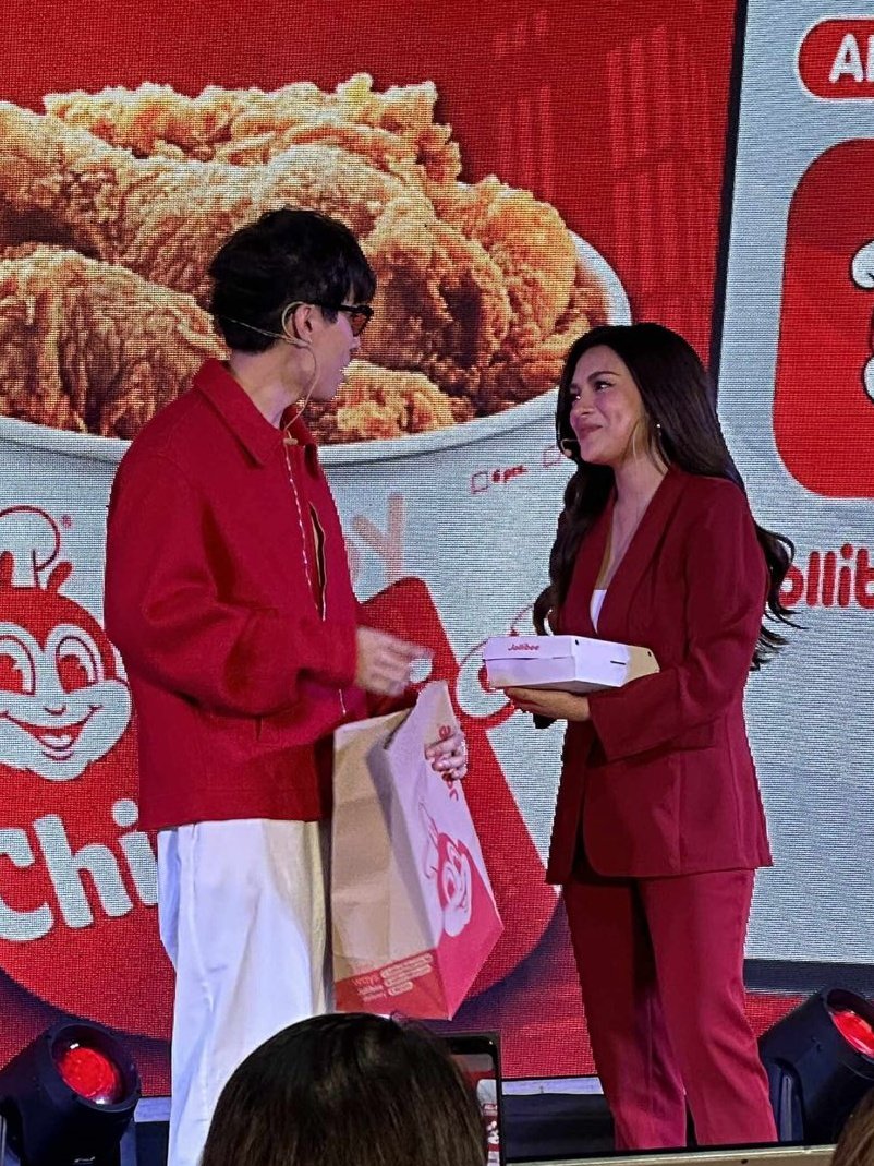 mainlymiks's tweet image. omg im so proud of them aaaaaaa ang mikbrent ko !!
JOY DELIVERED WITH MIKBRENT
#MikBrentforJollibee | #JollibeeApp