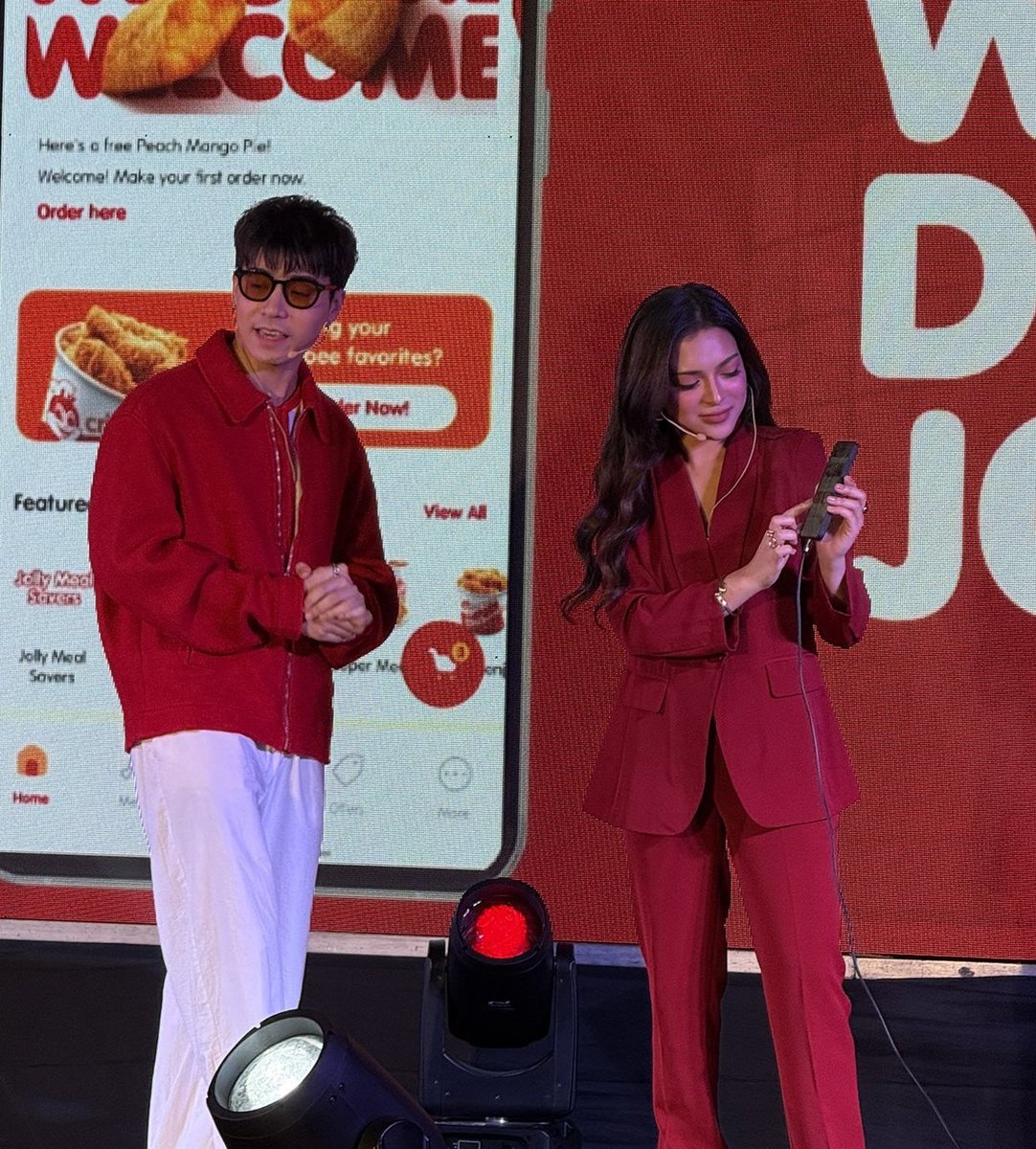 mainlymiks's tweet image. omg im so proud of them aaaaaaa ang mikbrent ko !!
JOY DELIVERED WITH MIKBRENT
#MikBrentforJollibee | #JollibeeApp