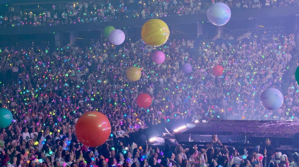 smeraldofiore7's tweet image. The Astronaut.  Thank you, Jin!  It was so beautiful and special.