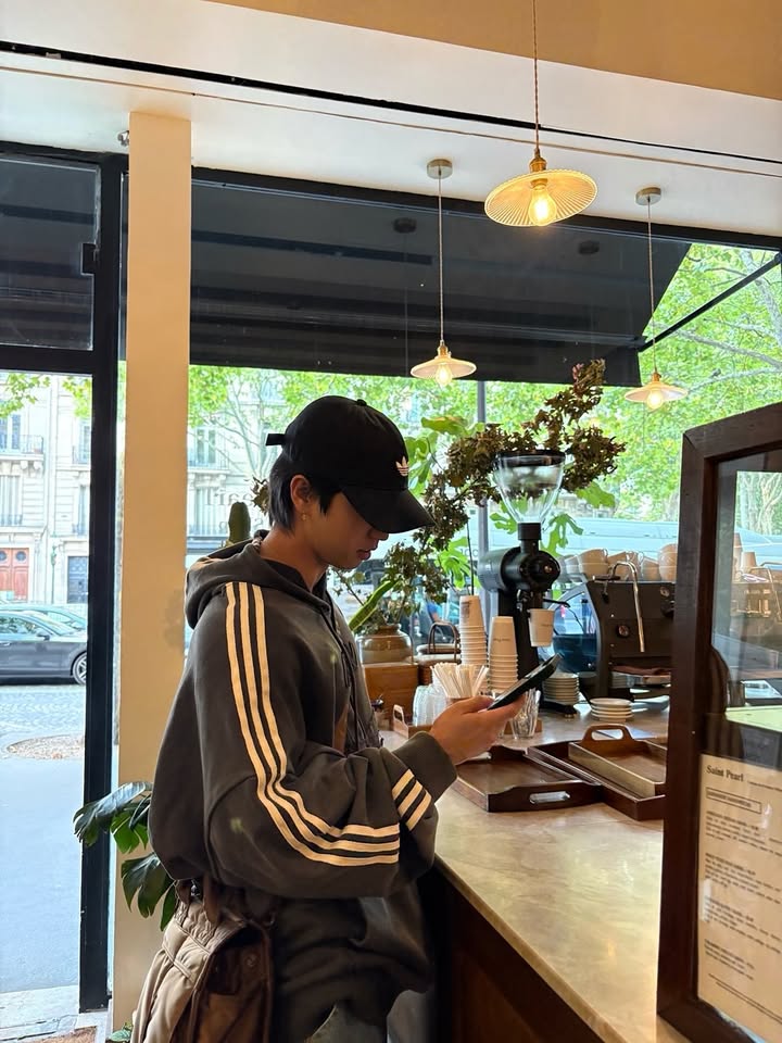 cb97skzone's tweet image. me mata lo tan boyfriend material que son estas fotos de jisung