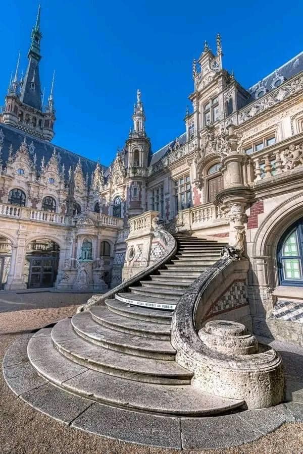 ConfidentialUn's tweet image. Benedictine Palace in Normandy, France
A stunning architectural landmark, known for its blend of Gothic and Renaissance styles. It serves as both a museum dedicated to the history and production of Benedictine liqueur and the world's only distillery for this herbal liqueur