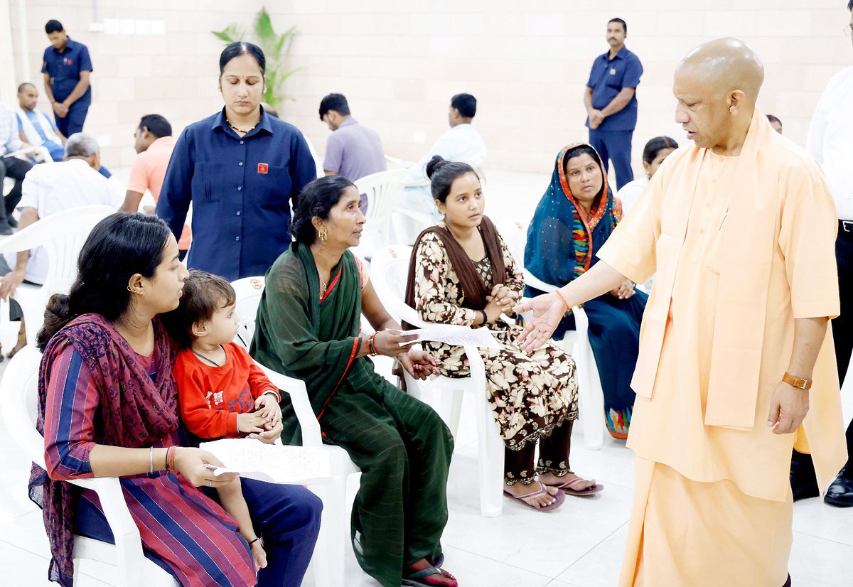 myogioffice's tweet image. जन-आशाओं के सारथी, सेवा-संकल्प के प्रतीक मुख्यमंत्री श्री @myogiadityanath जी महाराज ने आज लखनऊ स्थित अपने सरकारी आवास पर आयोजित जनता दर्शन में विभिन्न जनपदों से आए लोगों की समस्याएं सुनीं।
महाराज जी ने संबंधित अधिकारियों को जनसमस्याओं के त्वरित निराकरण हेतु निर्देशित किया।