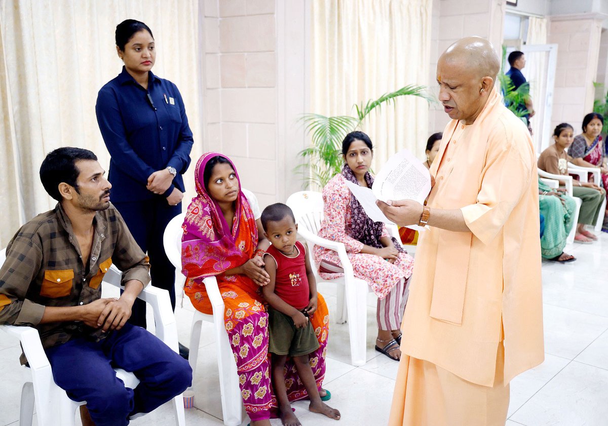 myogioffice's tweet image. जन-आशाओं के सारथी, सेवा-संकल्प के प्रतीक मुख्यमंत्री श्री @myogiadityanath जी महाराज ने आज लखनऊ स्थित अपने सरकारी आवास पर आयोजित जनता दर्शन में विभिन्न जनपदों से आए लोगों की समस्याएं सुनीं।
महाराज जी ने संबंधित अधिकारियों को जनसमस्याओं के त्वरित निराकरण हेतु निर्देशित किया।