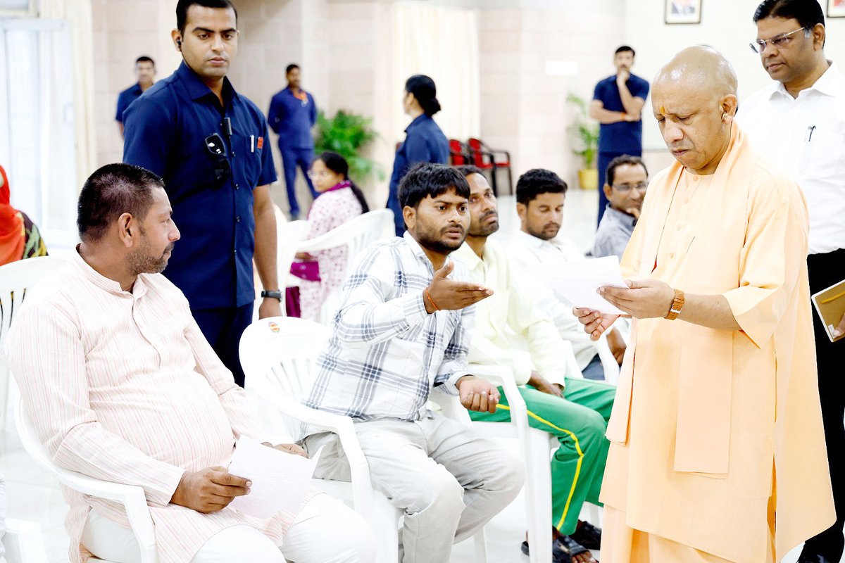 myogioffice's tweet image. जन-आशाओं के सारथी, सेवा-संकल्प के प्रतीक मुख्यमंत्री श्री @myogiadityanath जी महाराज ने आज लखनऊ स्थित अपने सरकारी आवास पर आयोजित जनता दर्शन में विभिन्न जनपदों से आए लोगों की समस्याएं सुनीं।
महाराज जी ने संबंधित अधिकारियों को जनसमस्याओं के त्वरित निराकरण हेतु निर्देशित किया।