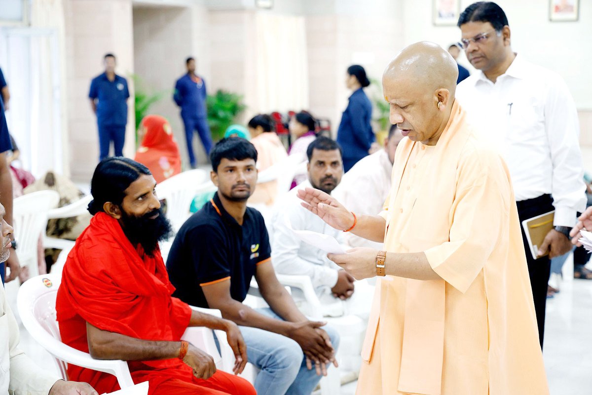 myogioffice's tweet image. जन-आशाओं के सारथी, सेवा-संकल्प के प्रतीक मुख्यमंत्री श्री @myogiadityanath जी महाराज ने आज लखनऊ स्थित अपने सरकारी आवास पर आयोजित जनता दर्शन में विभिन्न जनपदों से आए लोगों की समस्याएं सुनीं।
महाराज जी ने संबंधित अधिकारियों को जनसमस्याओं के त्वरित निराकरण हेतु निर्देशित किया।