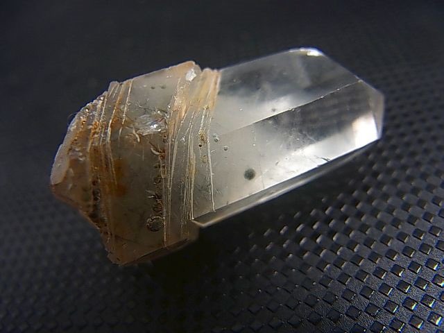 perfectstone_yh's tweet image. この袈裟斬り型インターフェレンス水晶はダルネゴルスクっぽい。日本が誇るマリモ水晶❣️