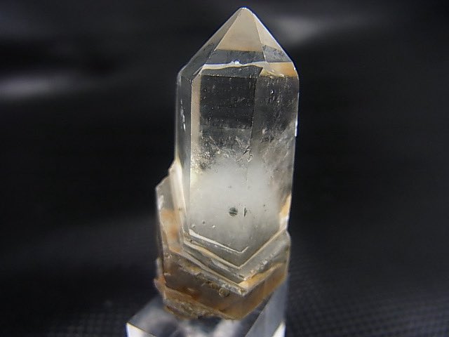 perfectstone_yh's tweet image. この袈裟斬り型インターフェレンス水晶はダルネゴルスクっぽい。日本が誇るマリモ水晶❣️