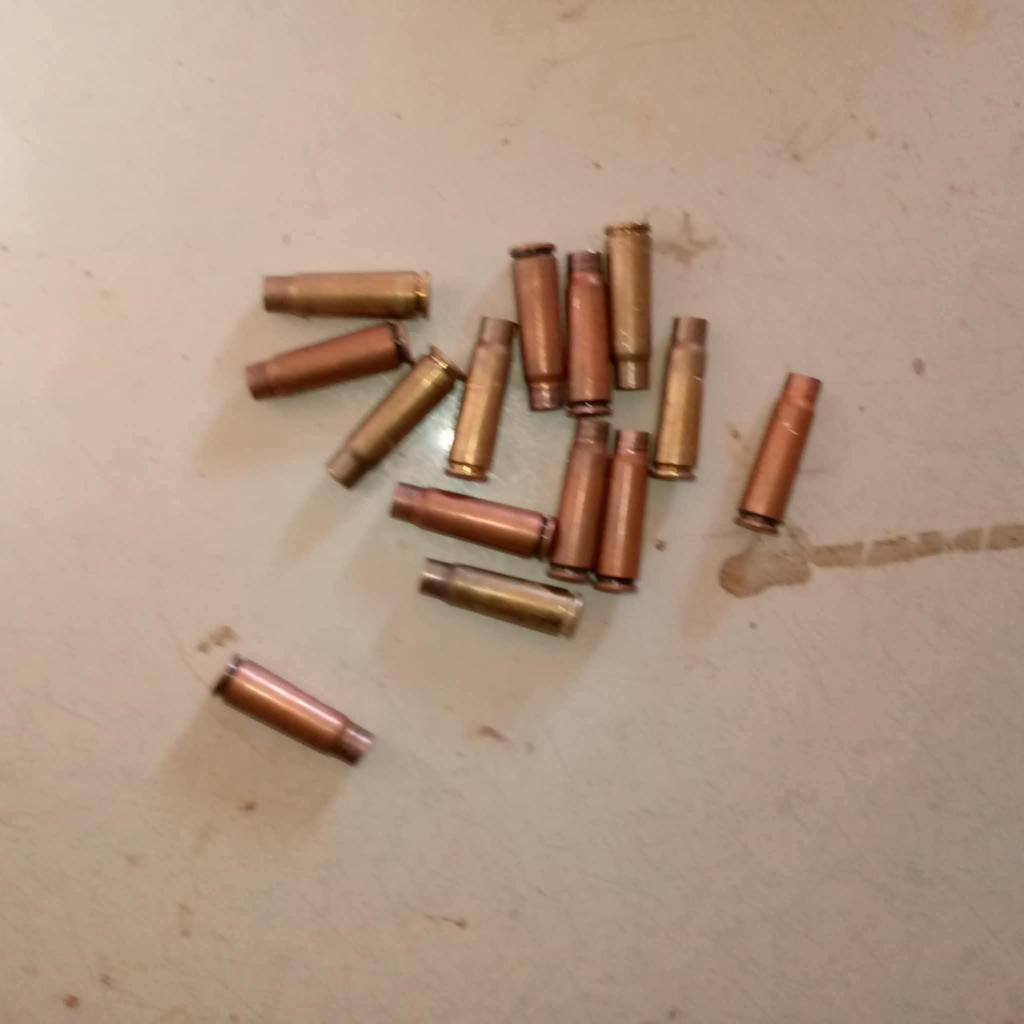 Abbasbugti52's tweet image. دہشتگرد تنظیم بی ایل اے سے تعلق رکھنے والے چھ کارندوں نے ایک غریب شہری کی دکان کو پہلے لوٹا اور پھر اسے نذرِ آتش کر دیا۔ دکان کی دیوار پر بی ایل اے کے نام سے چاکنگ کی گئی، جو اس بزدلانہ حملے کی ذمہ داری کا کھلا ثبوت ہے۔

عینی شاہدین کے مطابق واقعے کے وقت متعدد مقامی افراد موقع پر…
