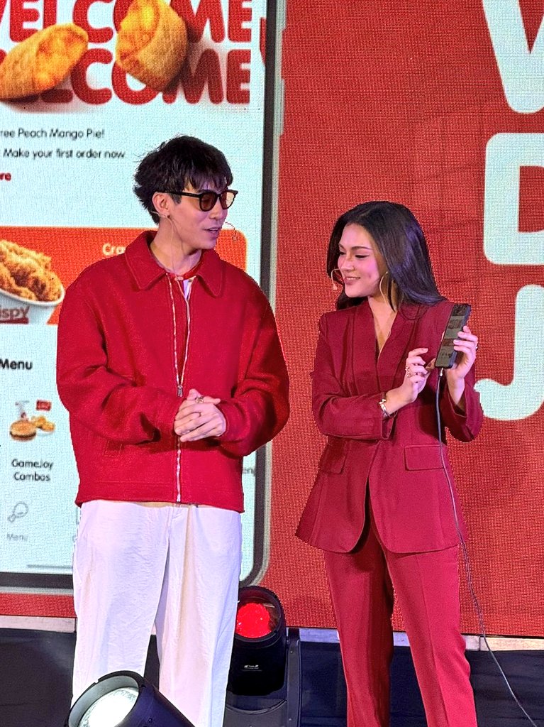 mainlymiks's tweet image. more more blessings for these two para brent gets to work with his best friend every daaaayy
JOY DELIVERED WITH MIKBRENT
#MikBrentforJollibee | #JollibeeApp