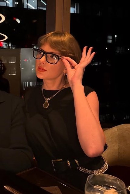 i can't get over how good taylor fucking swift looks in this photo