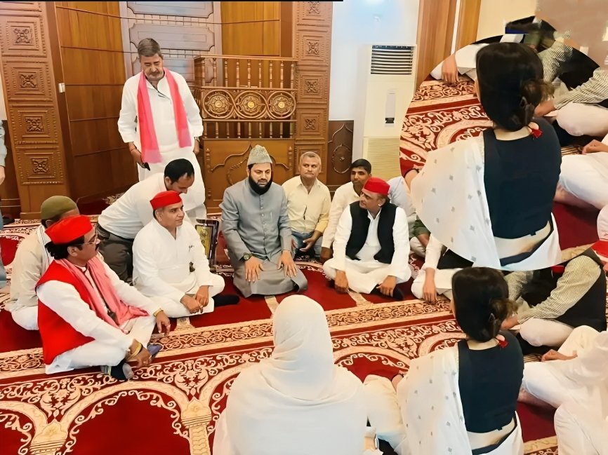 BABULKU74795114's tweet image. हमको लगता था की मुल्ला मौलाना पढ़े लिखे लोग होते होंगे तभी तो अपने कौम का प्रतिनिधित्व करते हैं जो अपने क़ौम के बच्चों को तालीम देते हैं
लेकिन ये नहीं पता था की इनकी नजर इतनी घटिया होगी की हमारे धर्म के पारंपरिक परिधान को निर्वस्त्र पोशाक से संबोधित करेंगे
हमारे यहाँ मूर्ति…