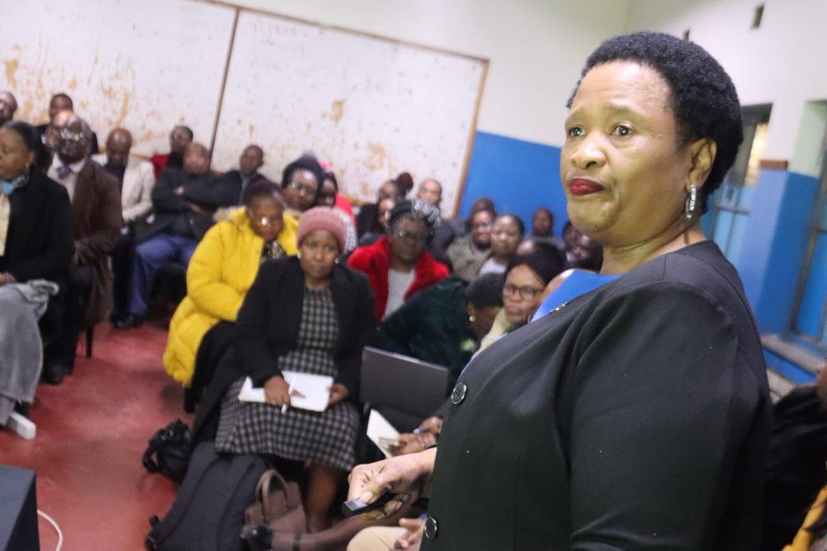 HubertMweli's tweet image. Good morning! This morning we are starting at Bazindlovu Secondary School for our meeting with OR Tambo Inland Education District officials. Our focus is learner support and the plans that the district has to make sure that no learner is left behind.@DBE_SA @ElijahMhlanga