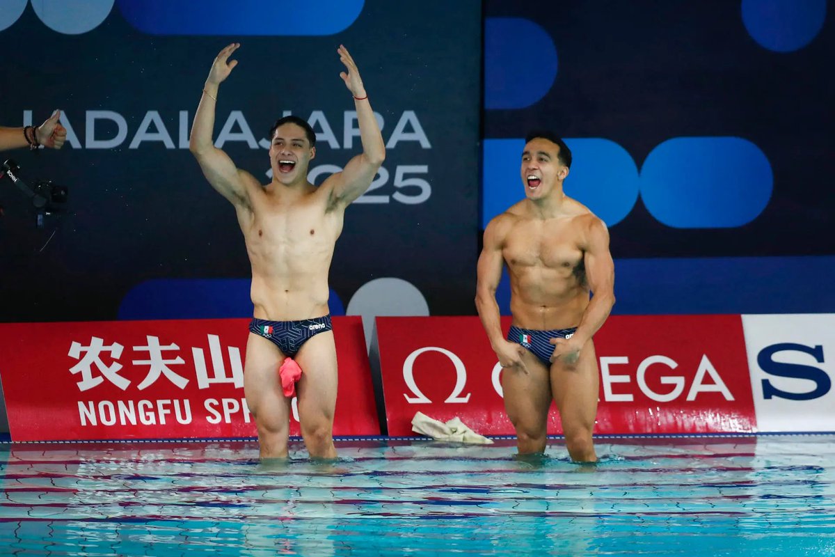 OlimpismoMex's tweet image. #Singapur2025

Osmar Olvera y Juan Celaya🇲🇽 avanzan a la final del trampolín 3m sincronizado en segunda posición de las preliminares. Sumaron 405.54 puntos.

Lunes 2:00am será la gran final.