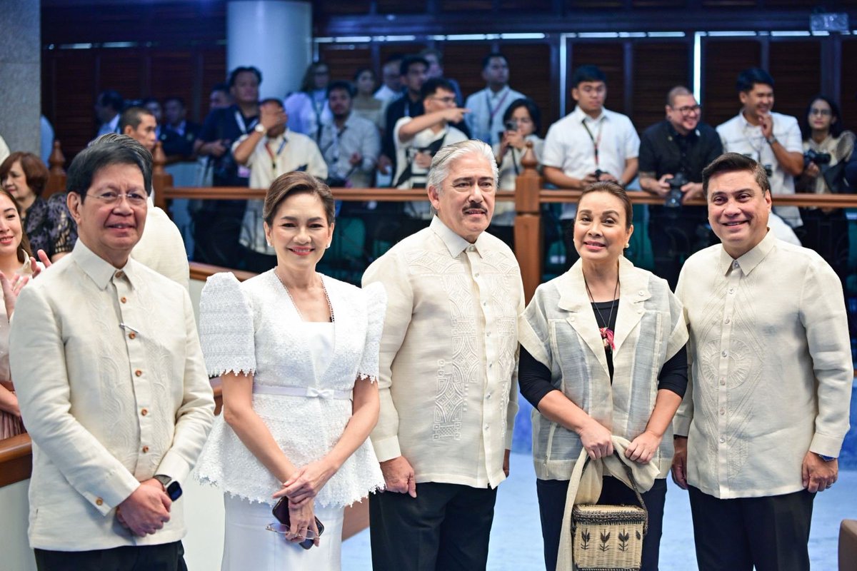 “YOUR MINORITY BLOC IN THE SENATE”

LOOK: Members of the minority bloc pose for a photo after today’s session, where losing Senate presidential candidate Tito Sotto was elected minority leader.

Other group members are Risa Hontiveros, Loren Legarda, Ping Lacson, and Migz Zubiri