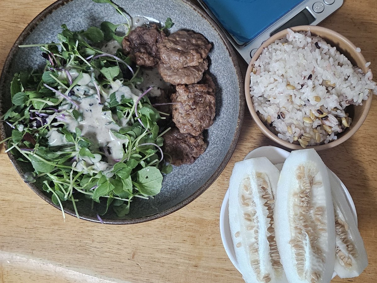 dalnimmeerkat's tweet image. 점심:비비고 떡갈비, 어린잎 채소, 카무트 잡곡밥,참외
아버지 소상공인 지원 신청해드리고 먹는
점심.