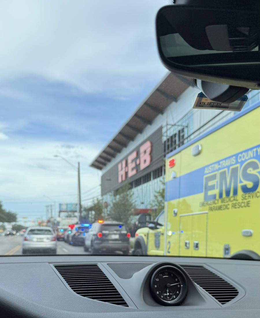 ATXVideos's tweet image. Sourced from a Reddit post -
At approximately 7pm tonight, an incident occurred at Oltorf HEB.
What happened?
Did one of @JosePGarza's favorite violent repeat offenders assault someone?