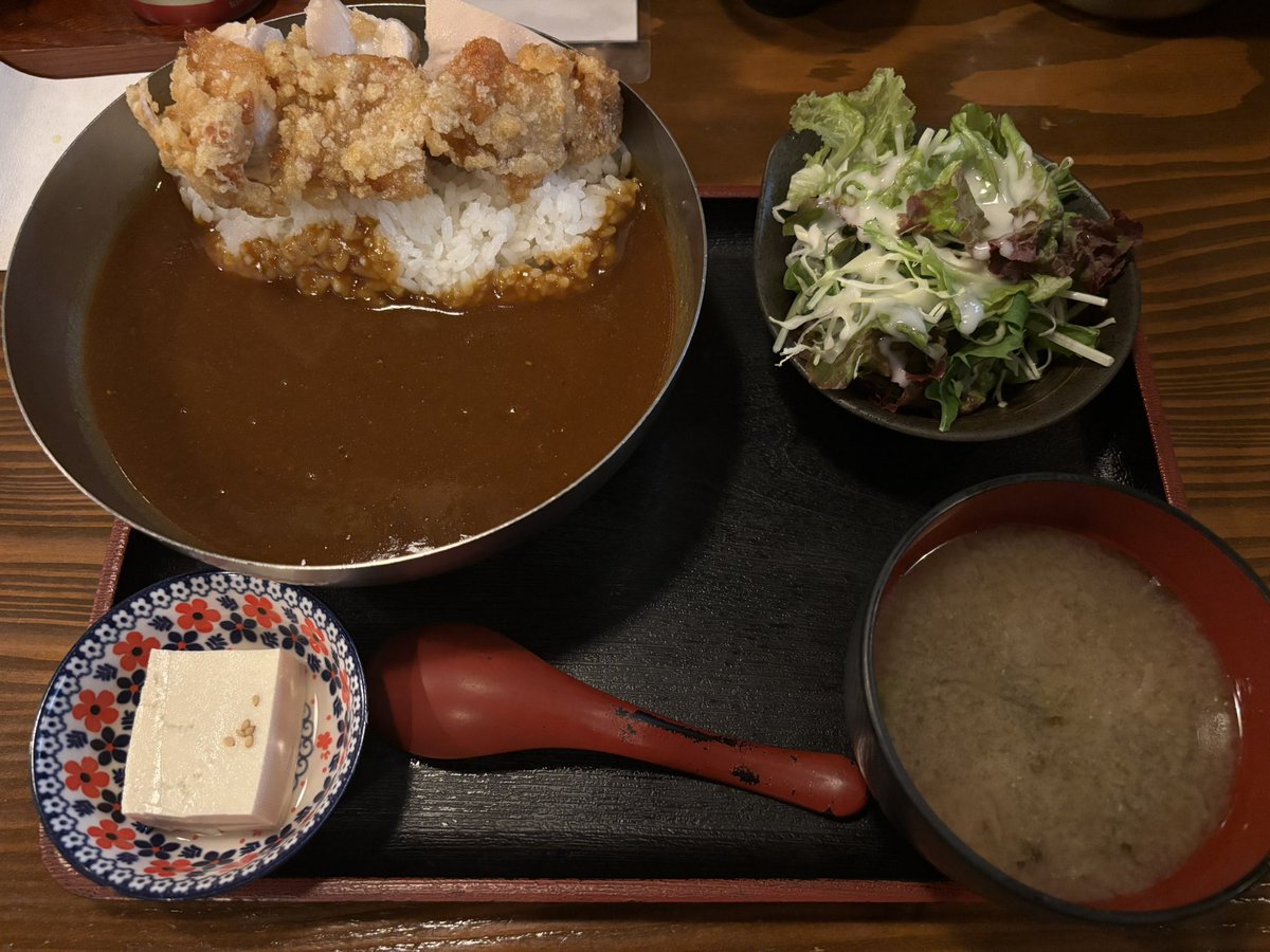 RASENJIN's tweet image. お昼。唐揚げカレー。
某カフェでふたつめのネームやってます。夕方に宅配便が来るからそれまでに何ページ進むか勝負だッ。今日送られてくるの、置き配に対応してないのです。融通効かないわねえ。