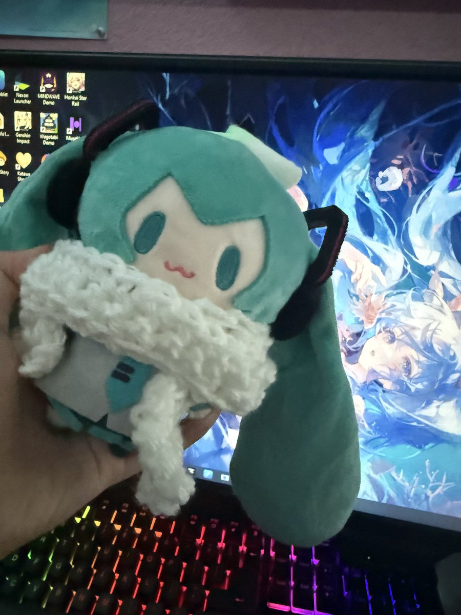 mimokiuiuiuiiii's tweet image. Miku scarf. Miku scarf. Isnt she so cute. I made her a little scarf. Miku scarf. Miku scarf.