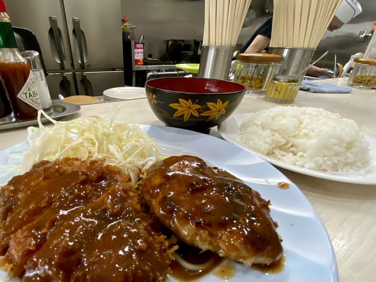 hatolier_camera's tweet image. 高円寺駅前の名店「クロンボ」を初訪問。
このご時世に700円でランチが食べられる。
ハンバーグ＆ポークカツのAセットにした。ハンバーグは珍しい「モスバーガーのパティ」系統の味。おやっさんが一人で頑張っていた。