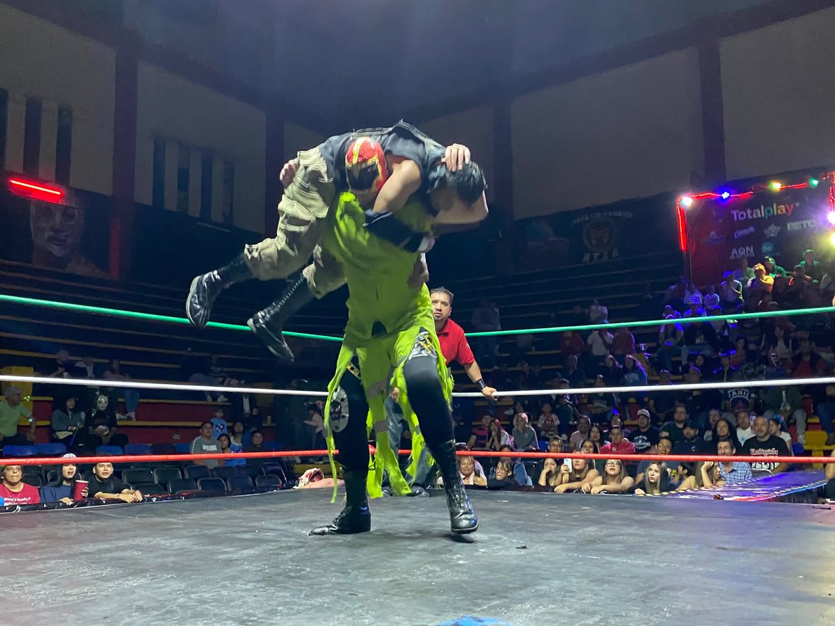 LaTijeraLucha's tweet photo. Puro poder ante los juniors de moda❗️🔥
En una batalla sangri3nt4, la tercia ruda del #PoderDelNorte impone condiciones ante #LosJuniorsDeModa que nacen en la #ArenaNeza en el “after” de #ProduccsSanchez, donde en un encuentro de ida y vuelta #MochoCotaJr, #CartaBravaJr y... https://t.co/vBANP2Uiqv