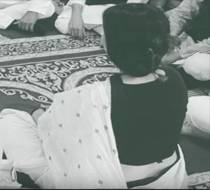 डिम्पल यादव जी के इसी कपड़े के कारण इस्लाम खतरे में पड़ गया है और कट्टर मुस्लिम बौखलाकर घूम रहे हैं। सिर्फ इस मस्जिद ही नहीं, बल्कि डिम्पल जी को आज तक कभी भी किसी ने ऐसे कपड़े में नहीं देखा होगा कि उससे किसी की भावना आहत हो या उनके पहनावे पर कोई प्रश्न करे। फिर कठमुल्ले नाराज हैं