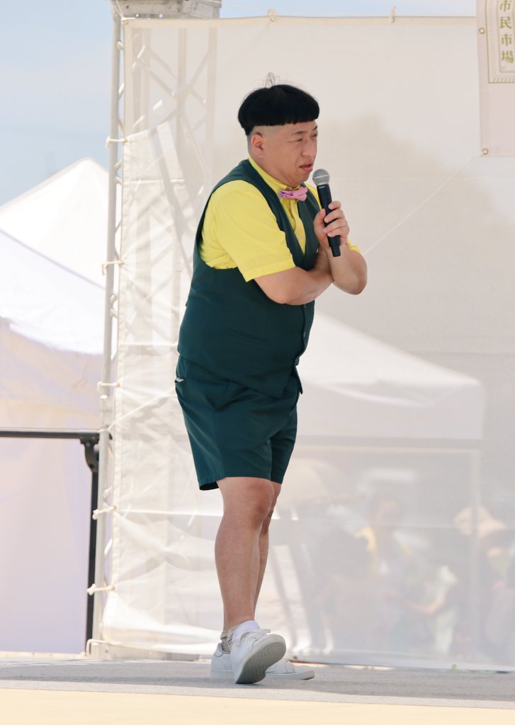 hasa4985's tweet image. 腕組みが秋元康風な中村さん、
立ち方が中尾彬風ないなのっちょ。
#ぺんぎんナッツ