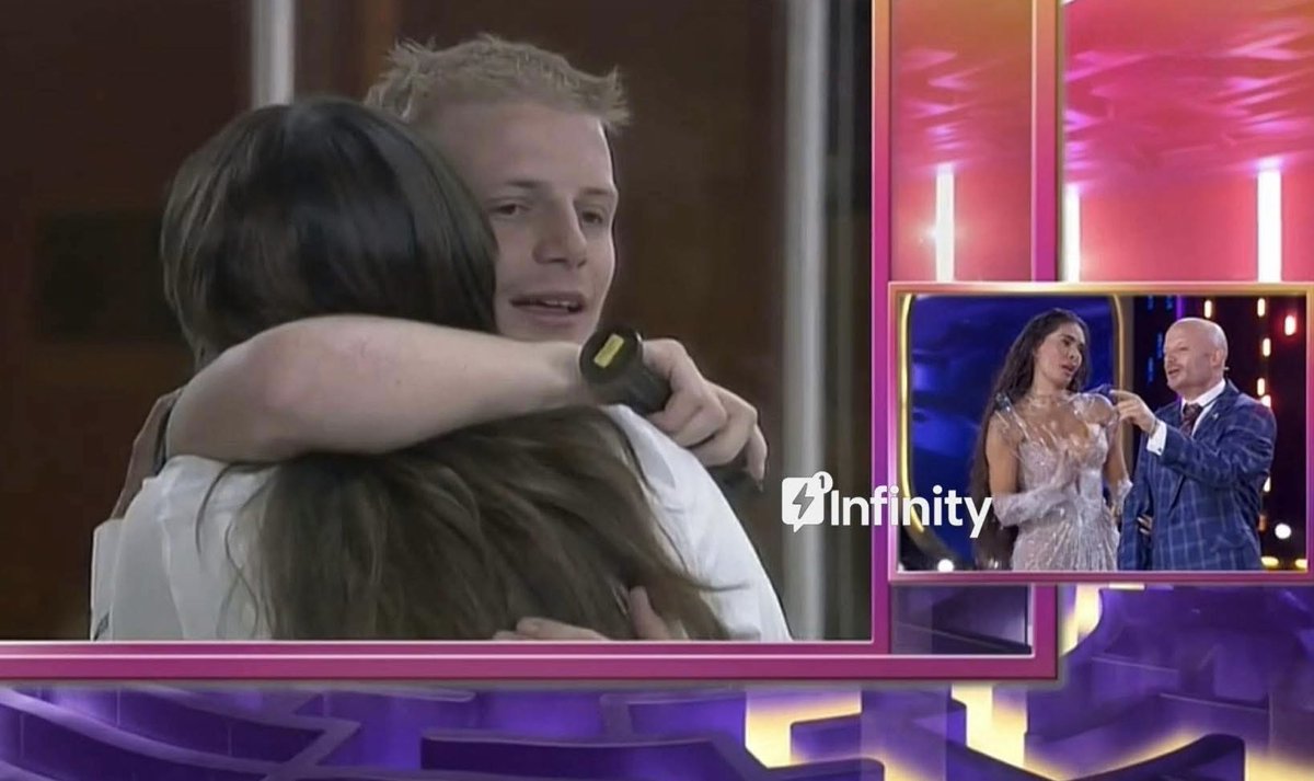 EditorMzt's tweet photo. 😂 Facundo no olvida... y le reclama a Galilea el día que le ganó el PRIMER lugar en Big Brother VIP! 🧠📺
¡El pasado los alcanza en La Casa de los Famosos México! 👀🔥
#Facundo #GalileaMontijo #BigBrotherVIP #LaCasaDeLosFamososMX #TiroViejo #RealityLegends #LCDFMéxico #TVMex https://t.co/xgzvll0Hx3