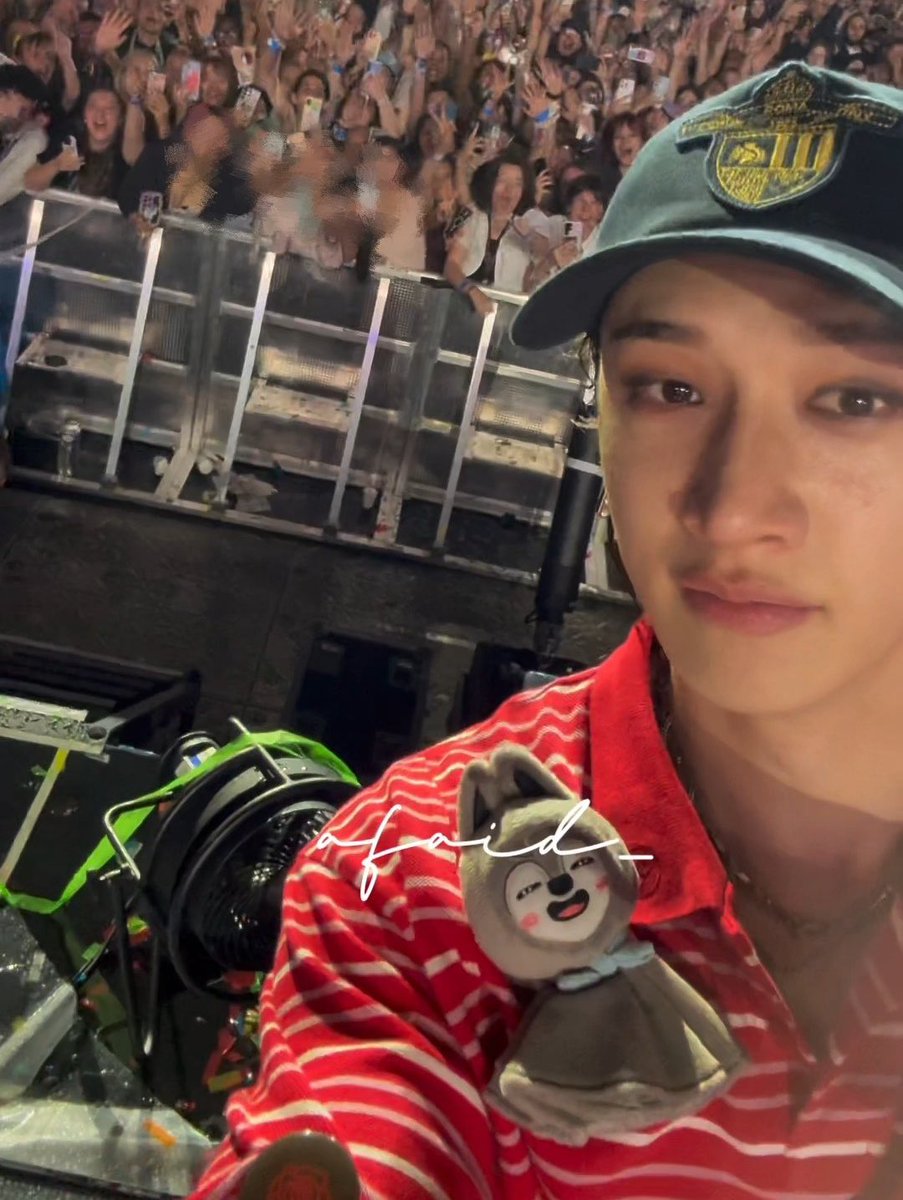 cb97skzone's tweet image. channie solo quería una selfie con stay😭