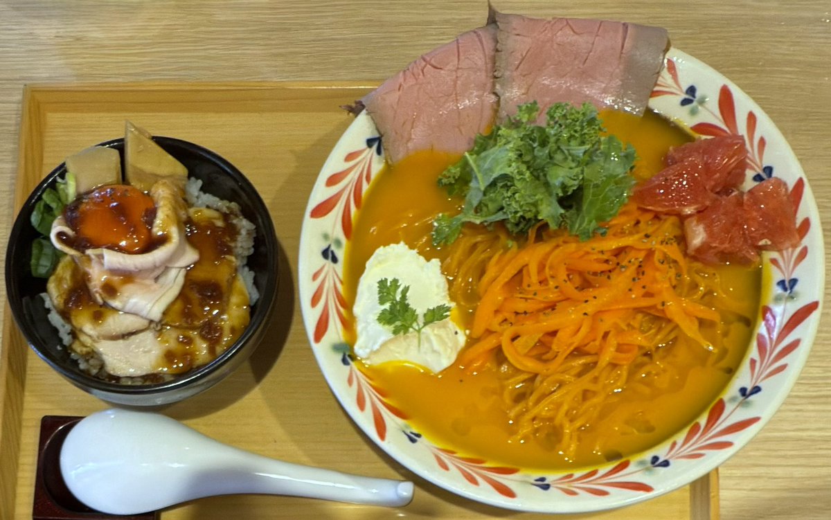 ソラノイロ 本店　麹町

冷やしベジソバ
瀬戸のもち豚チャーシュー丼

人参の甘味とオレンジのさわやかな香りのスープはとろみがあって濃厚！
人参マリネ、クリームチーズ、口の中でとろけるローストビーフも相性良く、めちゃくちゃ美味しいです✨

本店の移転や新店舗のオープンと色々楽しみです。