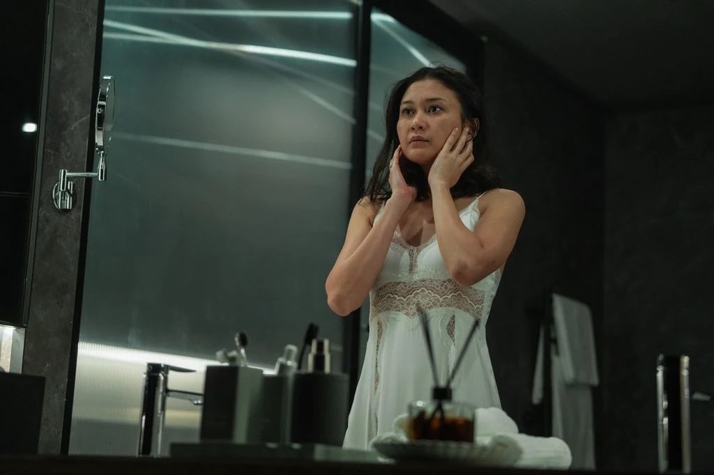 GeaniceGee's tweet image. A Normal Woman (2025) “When an unidentified disease starts to upend her life, a socialite must unravel the mystery behind it — before her whole sense of self falls apart.” @netflix #ANormalWoman #MarissaAnita #DionWiyoko #GisellaAnastasia #drama #movie #watch