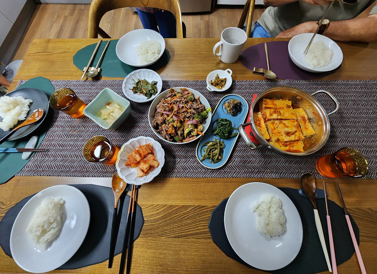 hjduck52's tweet image. 샌디에고팀 나가고, 막세이팀,서울팀 밥.
두부조림했는데 매워 죽음😁