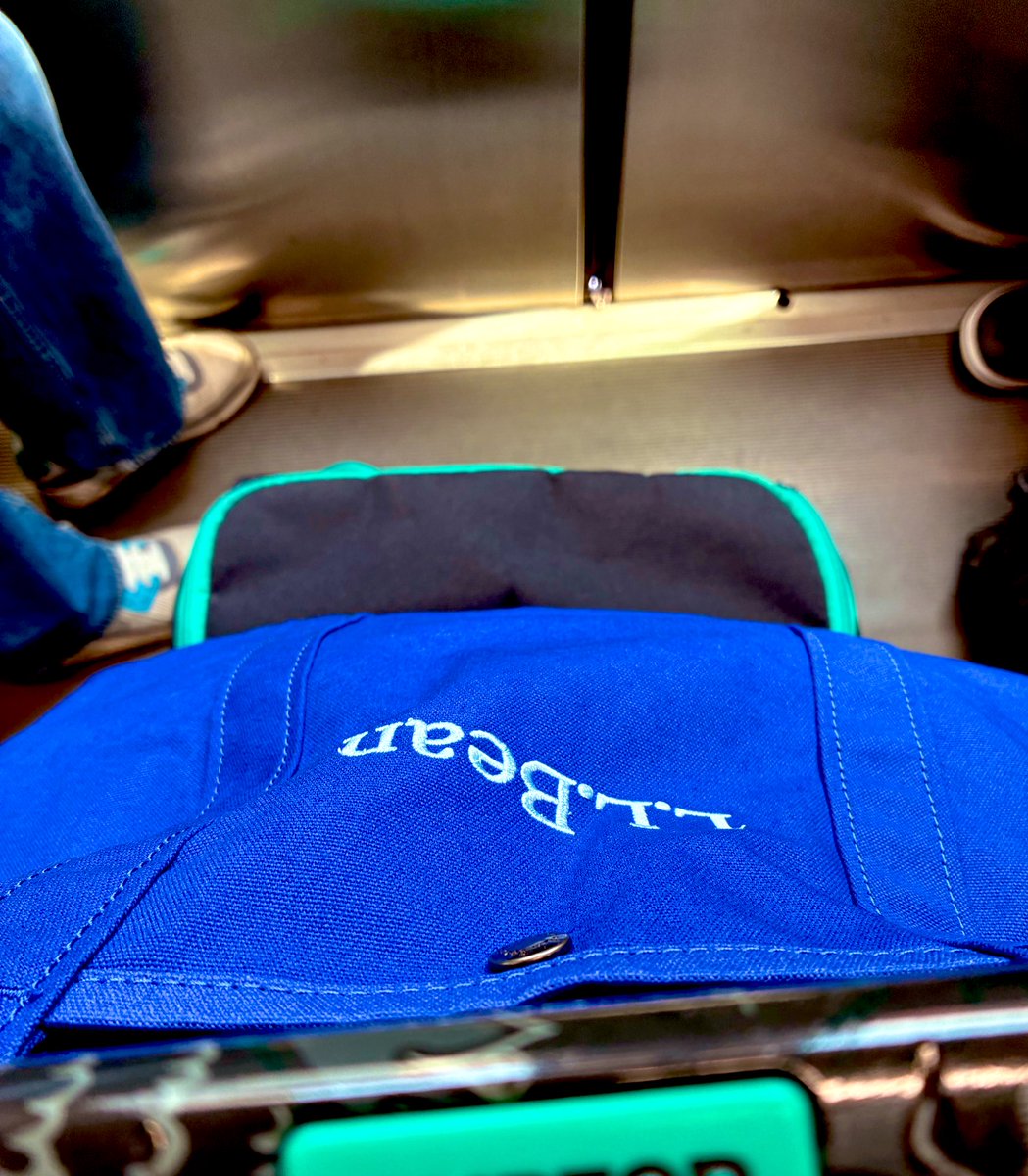 okudakensuke's tweet image. 羽田空港へ🚃 もっと言えば沖縄へ✈️

本日は前乗り、つまり行くだけの沖縄。神様ありがとう。沖縄の神様ありがとう。