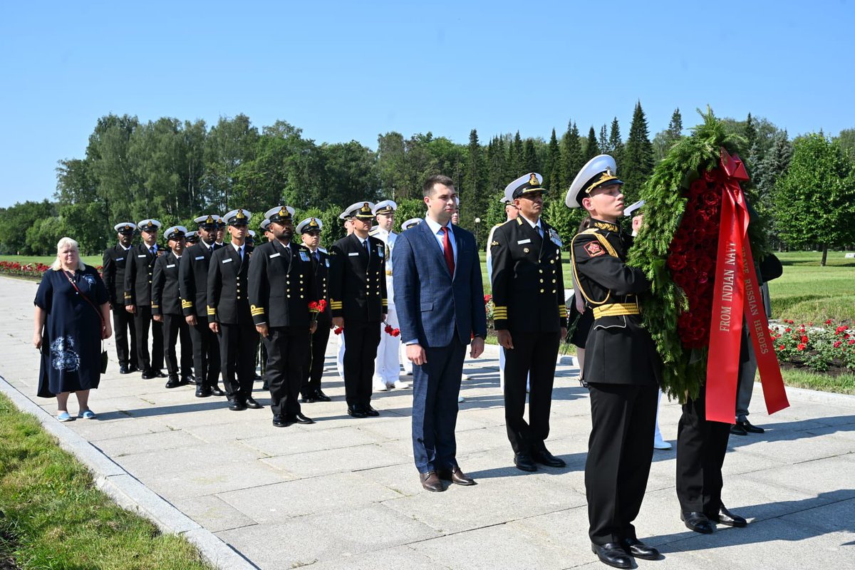 IndEmbMoscow's tweet image. Captain Sridhar Tata, Commanding Officer and Officers of INS Tamal paid homage to the brave heroes of Leningrad at Piskaryovskoye Memorial Cemetery. #IndianNavy #IndiaRussia #Leningrad #StPetersburg @indiannavy @IN_WesternFleet
