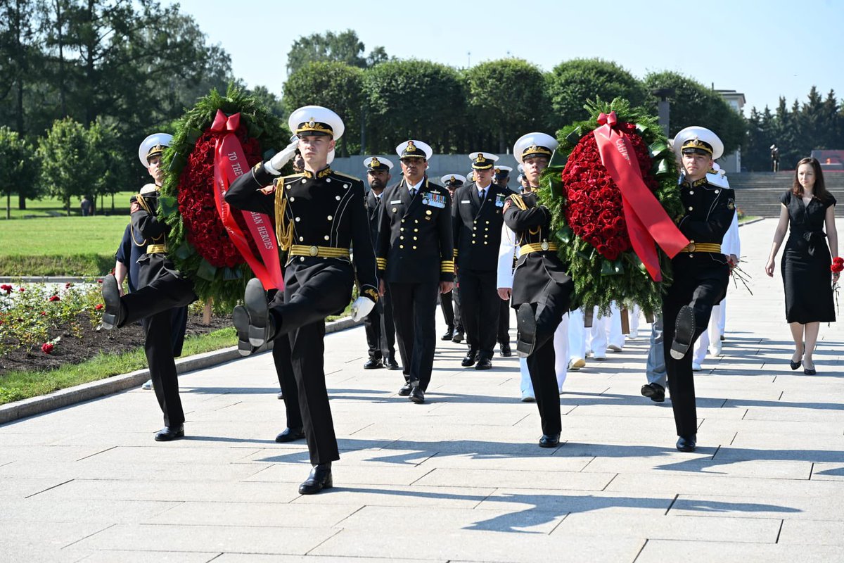 IndEmbMoscow's tweet image. Captain Sridhar Tata, Commanding Officer and Officers of INS Tamal paid homage to the brave heroes of Leningrad at Piskaryovskoye Memorial Cemetery. #IndianNavy #IndiaRussia #Leningrad #StPetersburg @indiannavy @IN_WesternFleet