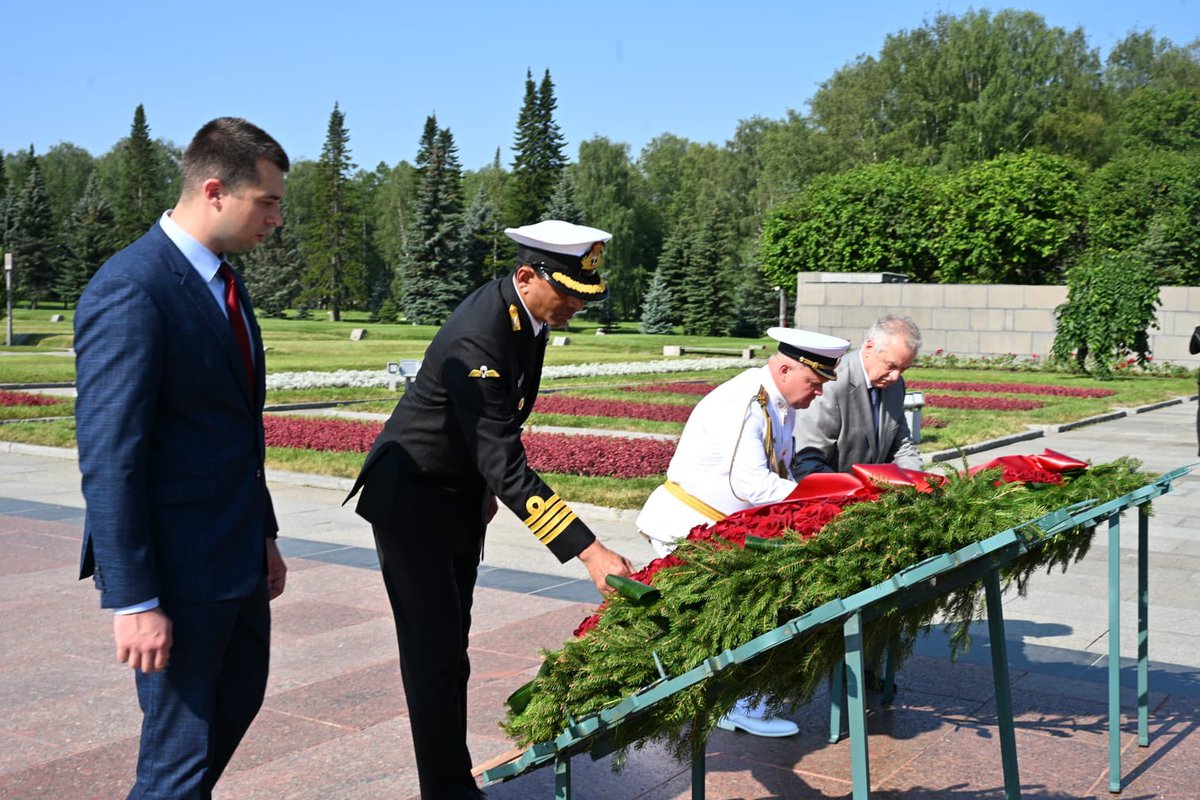 IndEmbMoscow's tweet image. Captain Sridhar Tata, Commanding Officer and Officers of INS Tamal paid homage to the brave heroes of Leningrad at Piskaryovskoye Memorial Cemetery. #IndianNavy #IndiaRussia #Leningrad #StPetersburg @indiannavy @IN_WesternFleet