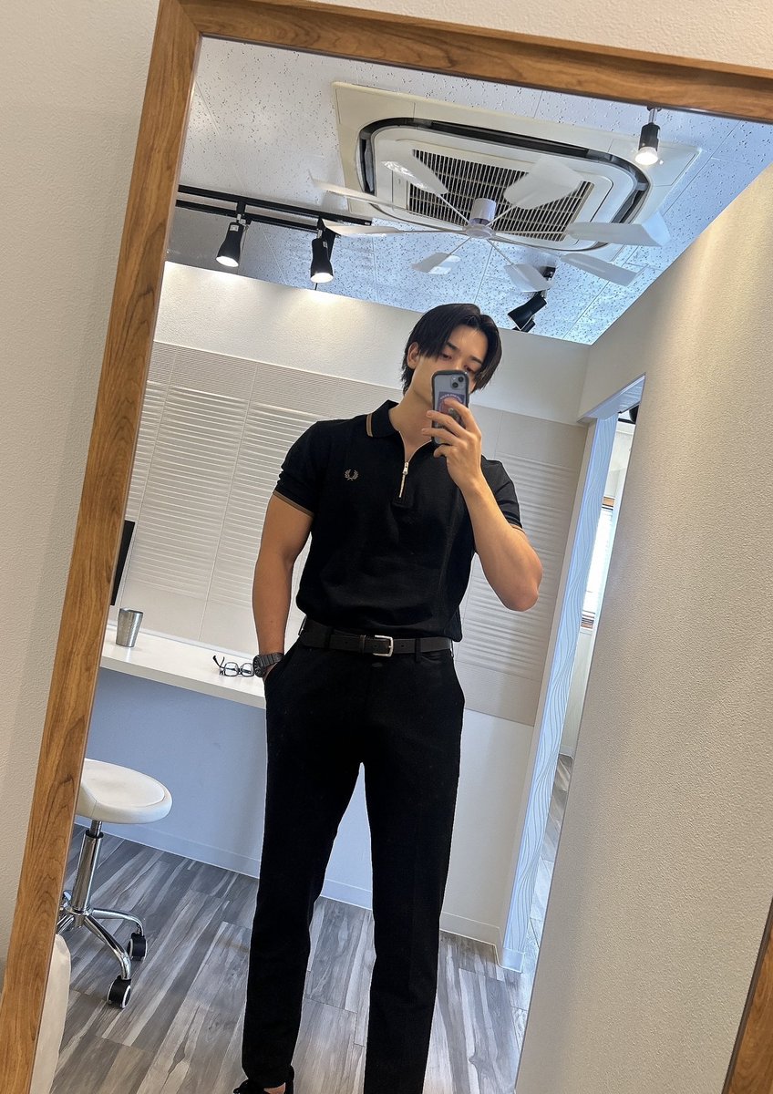 買ったけどなんかこうパツパツにして着る系のポロシャツじゃない気がする…
店員さん笑てたし