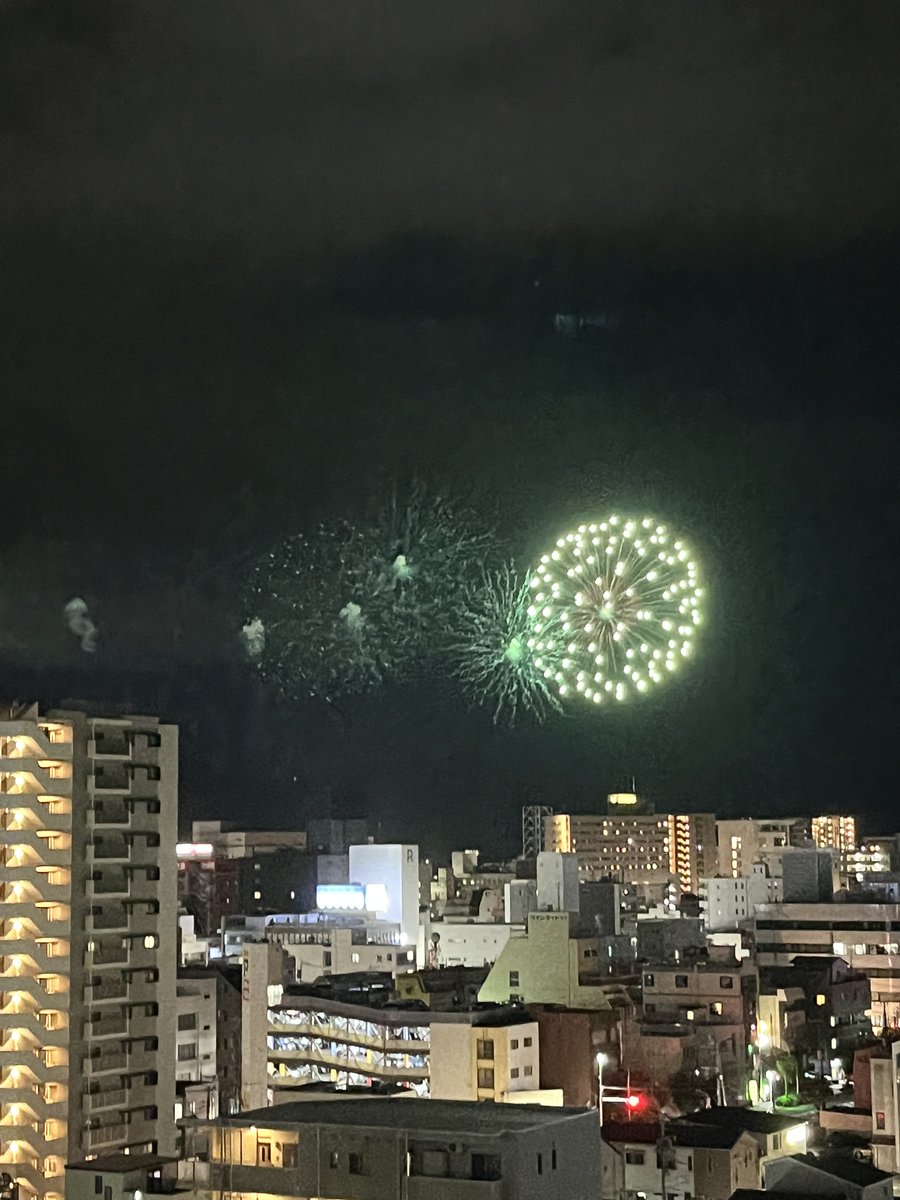 zaiyasha's tweet image. 午後になってしまいましたが在野社、始業しています。
週末、沼津市は花火大会でした。
2日間で合計12000発を打ち上げたそうです。