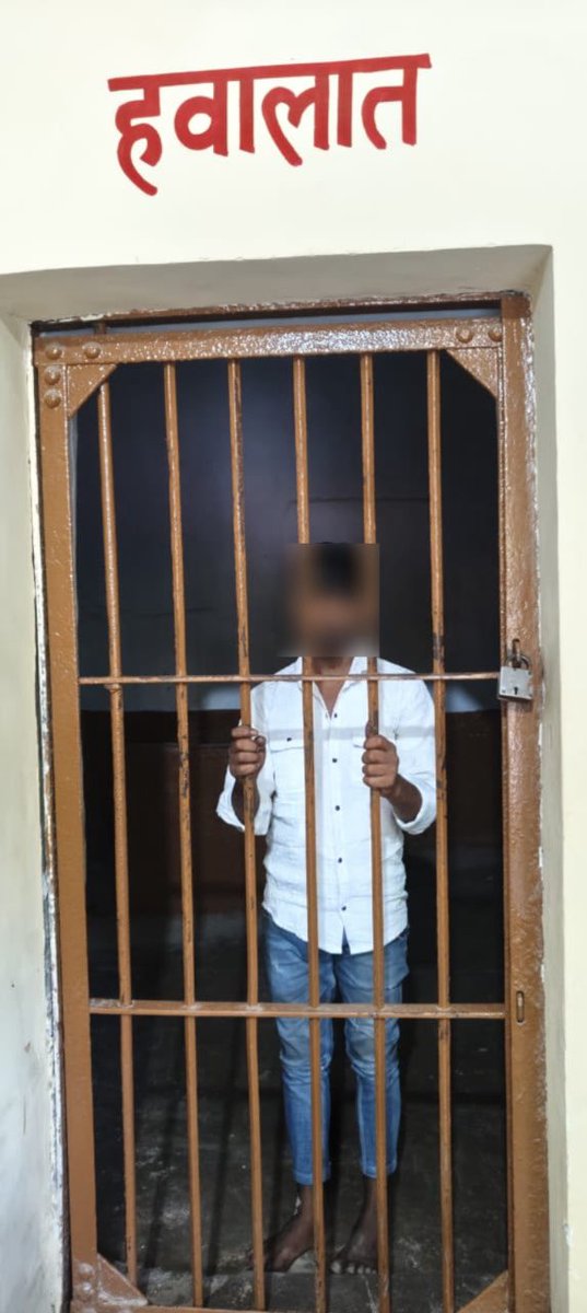 क्या मस्त फिगर है....मेरे साथ चलेगी....क्या साइज़ है...

उन्नाव के गंगा घाट कोतवाली के पास आकाश हर रोज खड़ा होकर लड़कियों पर ऐसे ही भद्दी भद्दी अश्लील फब्तियां कसता था।

और फिर इस बहादुर बेटी ने बीच सड़क आकाश को जमकर पीटा। लोग तमाशा देखते रहे वीडियो बनाते रहे लेकिन कोई इस बेटी का