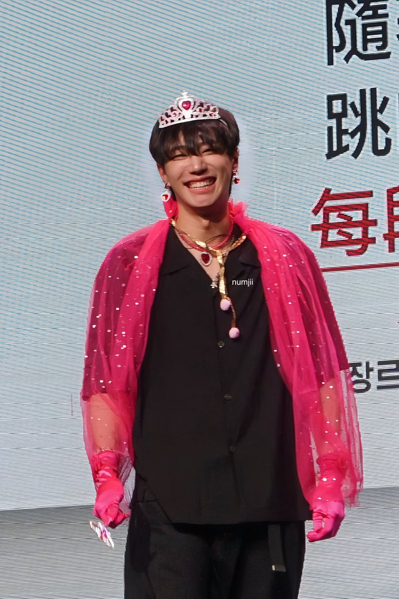 exquisite_haf's tweet image. It dead@ss looks like his baby girl dressed him up in princess and he&apos;s enjoying every bit of it 😭😂
#LeeJunYoung #이준영