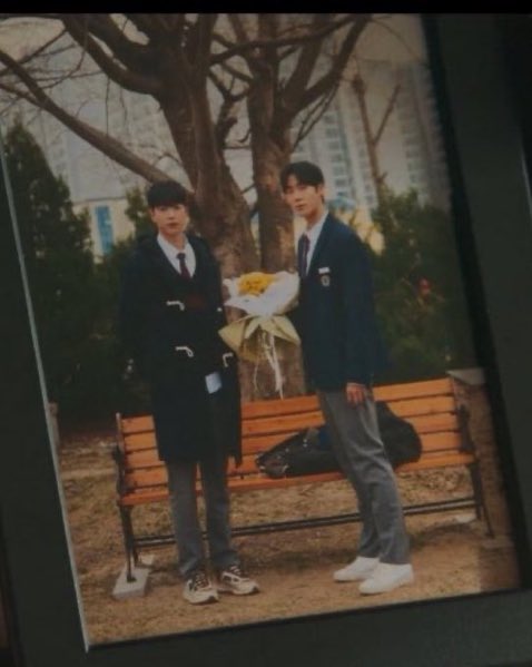 asdflatbread's tweet image. DON’T TELL ME IT’S THEIR GRADUATION 😭😭