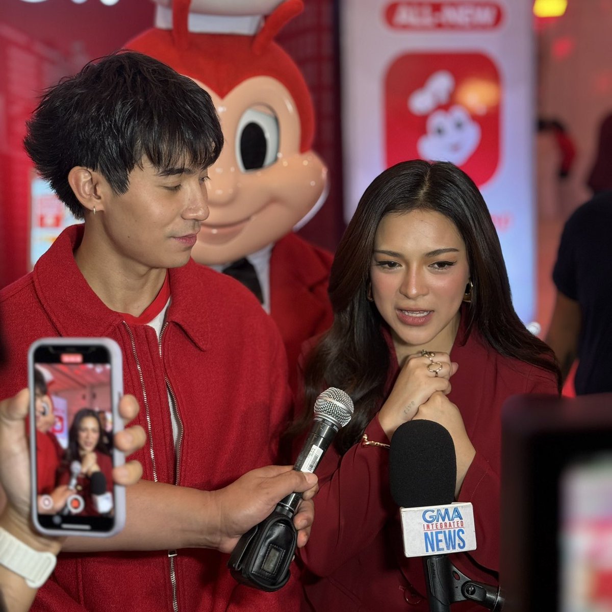 zellereen's tweet image. There’s a kind of joy that feels like home. Like the first bite of chickenjoy after a long day. Or a quiet laugh over shared fries. that’s what Mika and Brent bring. Comfort, closeness, and love that lingers.
JOY DELIVERED WITH MIKBRENT
#MikBrentforJollibee | #JollibeeApp